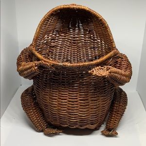 Frog wicker basket